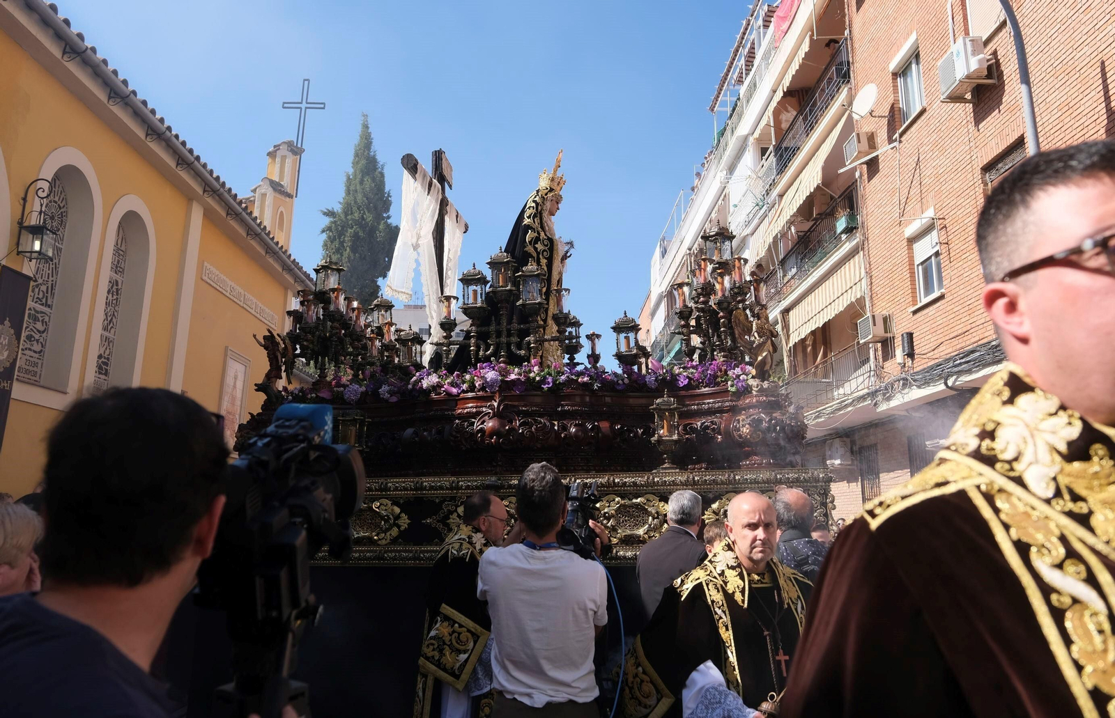 Viernes Santo en Córdoba: la procesión de La Soledad, en imágenes