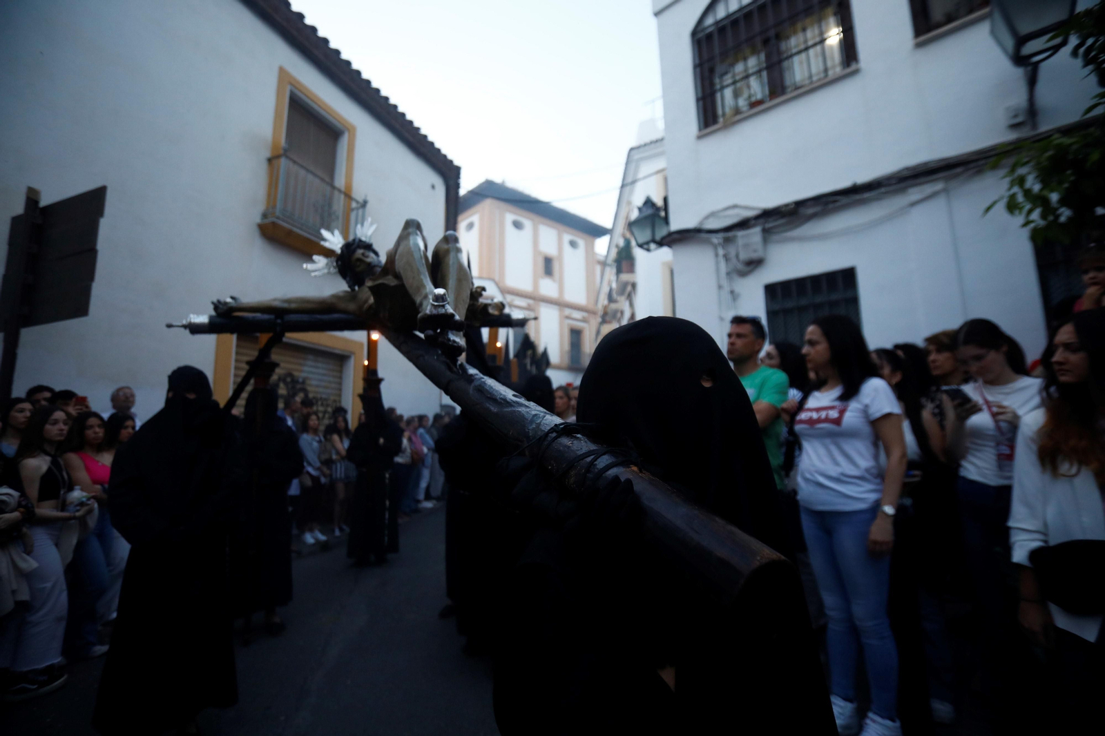 Lunes Santo en Córdoba: la procesión del Vía Crucis, en imágenes
