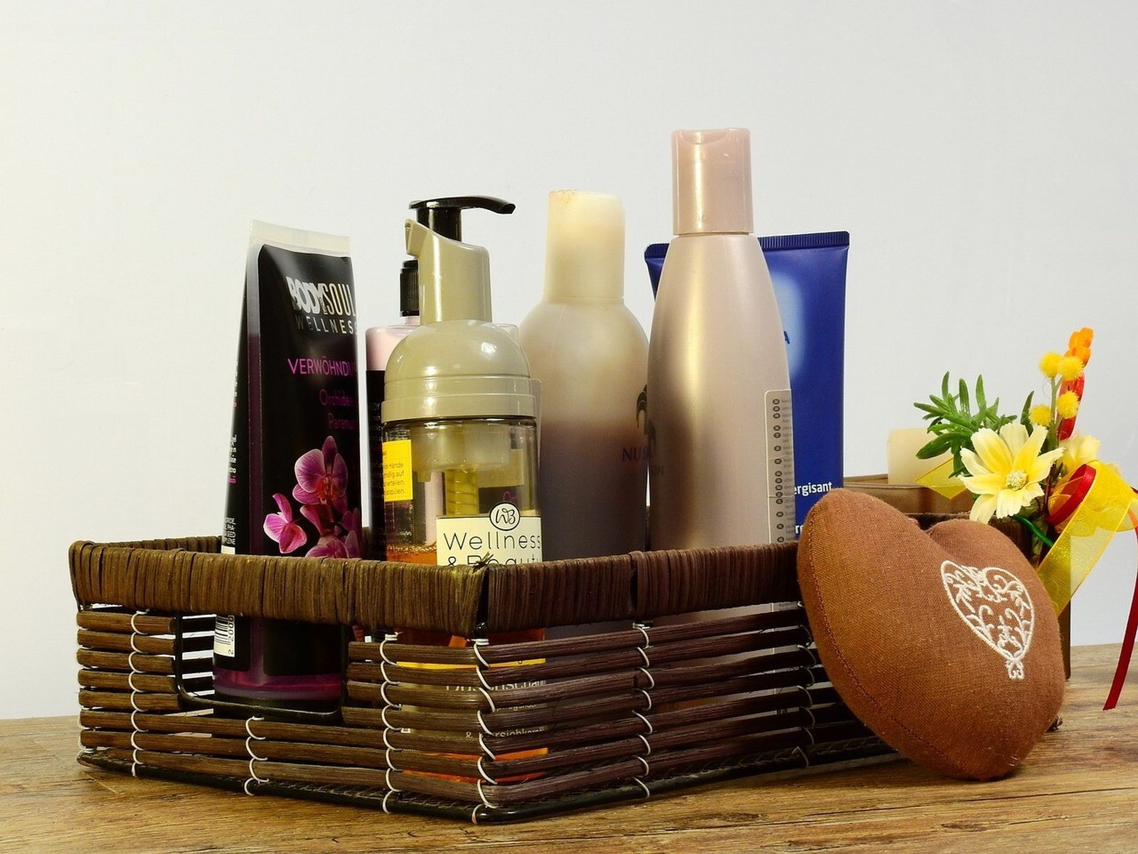 Cesta de productos de belleza y bienestar