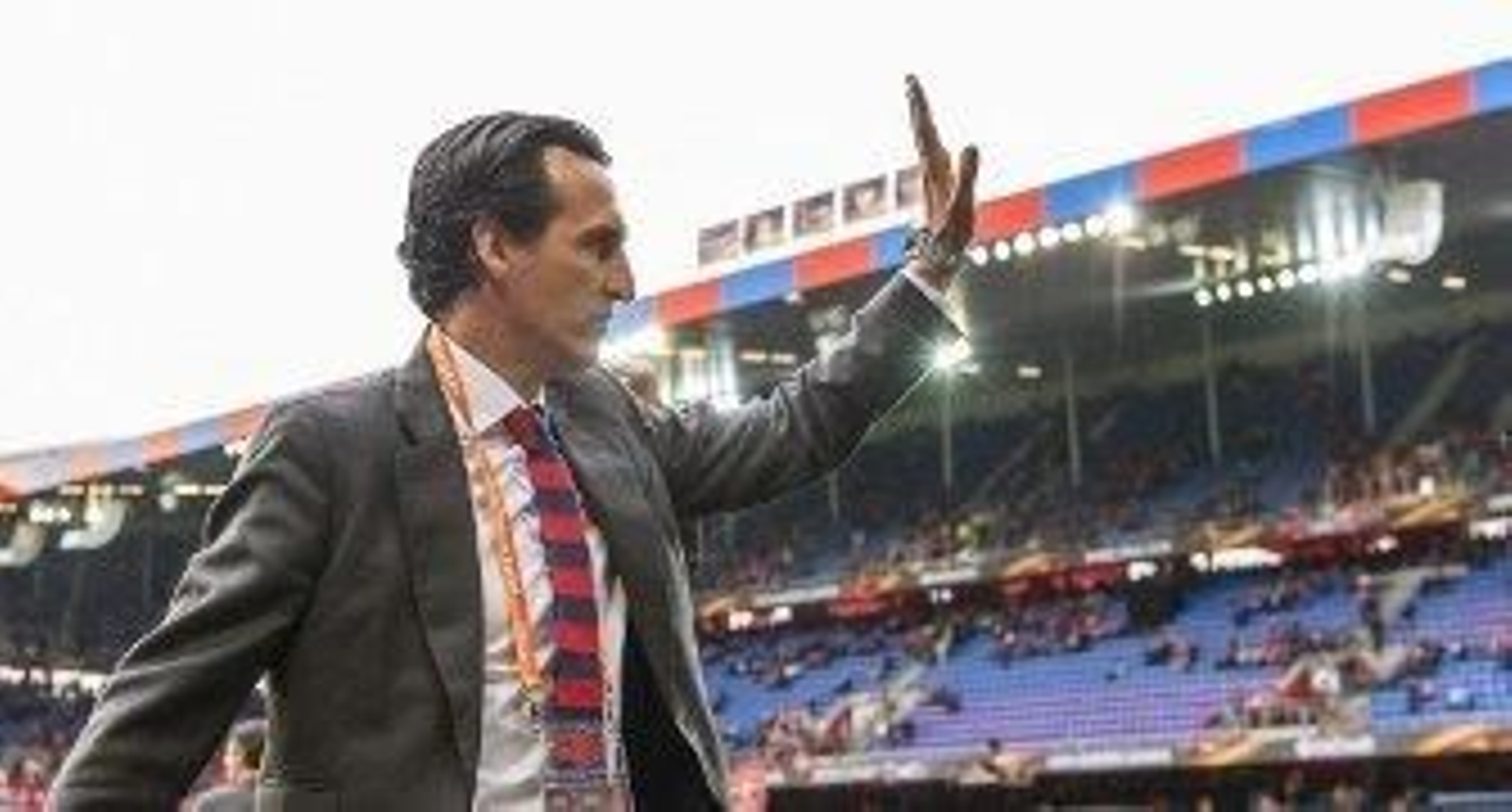 Emery saluda a la grada del Saint Jakob Park. / EFE  Foto: EFE