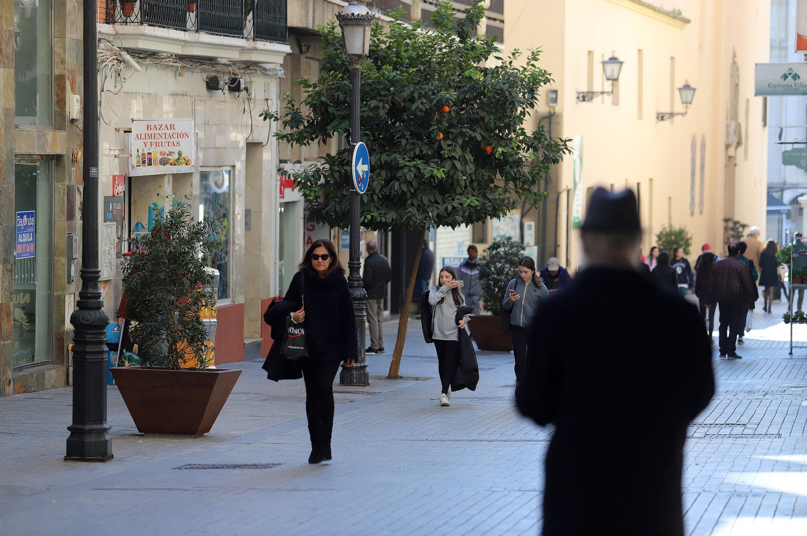 Ciudadanos caminan por una calle de Huelva.
