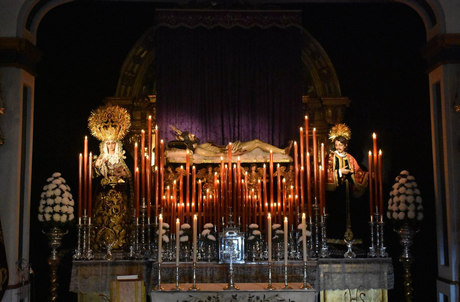 Titulares de la hermandad del Monte Calvario en un altar efímero sobre el retablo mayor de la ermita.