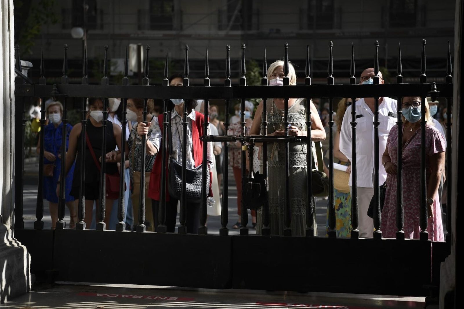 Granada no se resiste a dejar sin flores a su patrona pese a la pandemia