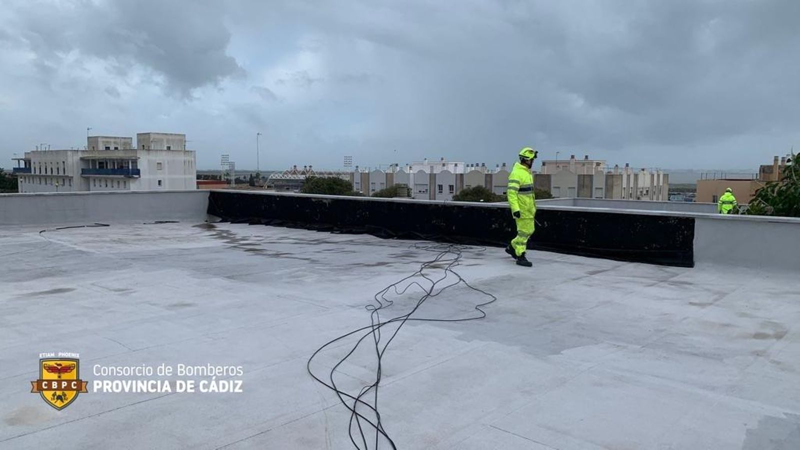 Achique de agua en la azotea del IES Botánico.