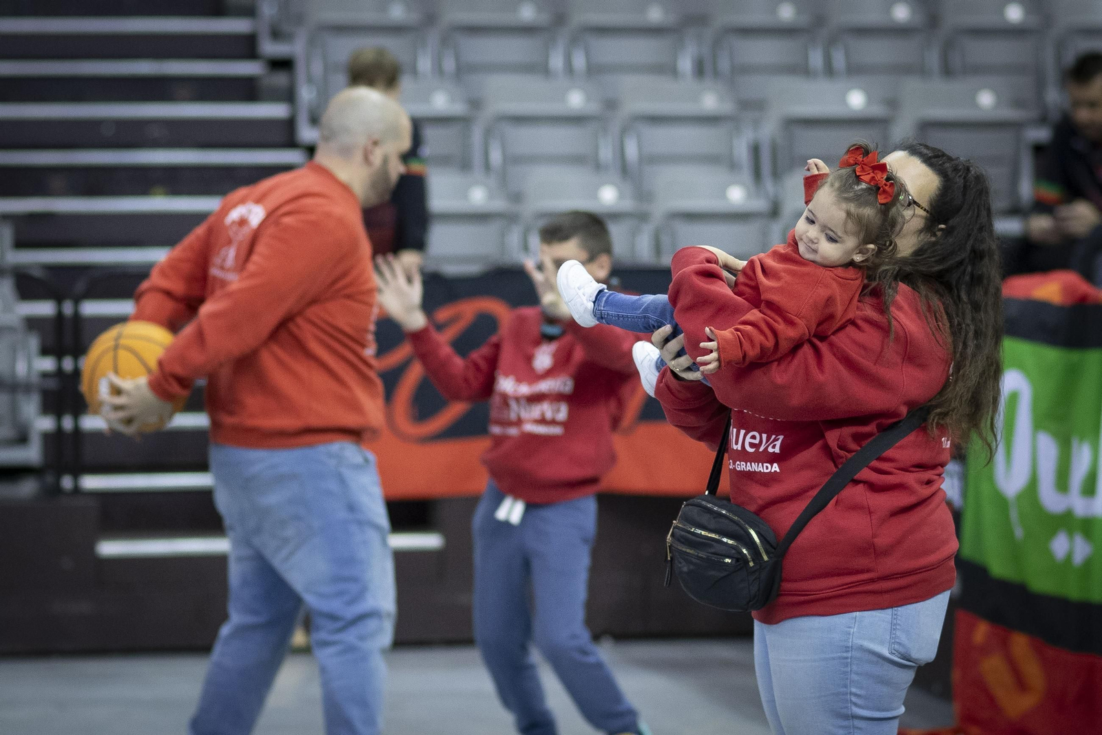 Encuéntrate en la grada del Palacio de Deportes en el partido del Covirán Granada