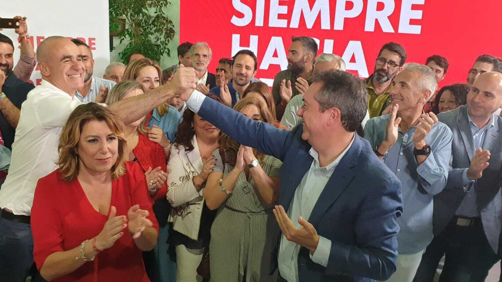 Espadas y Muñoz se saludan con complicidad en la noche electoral.