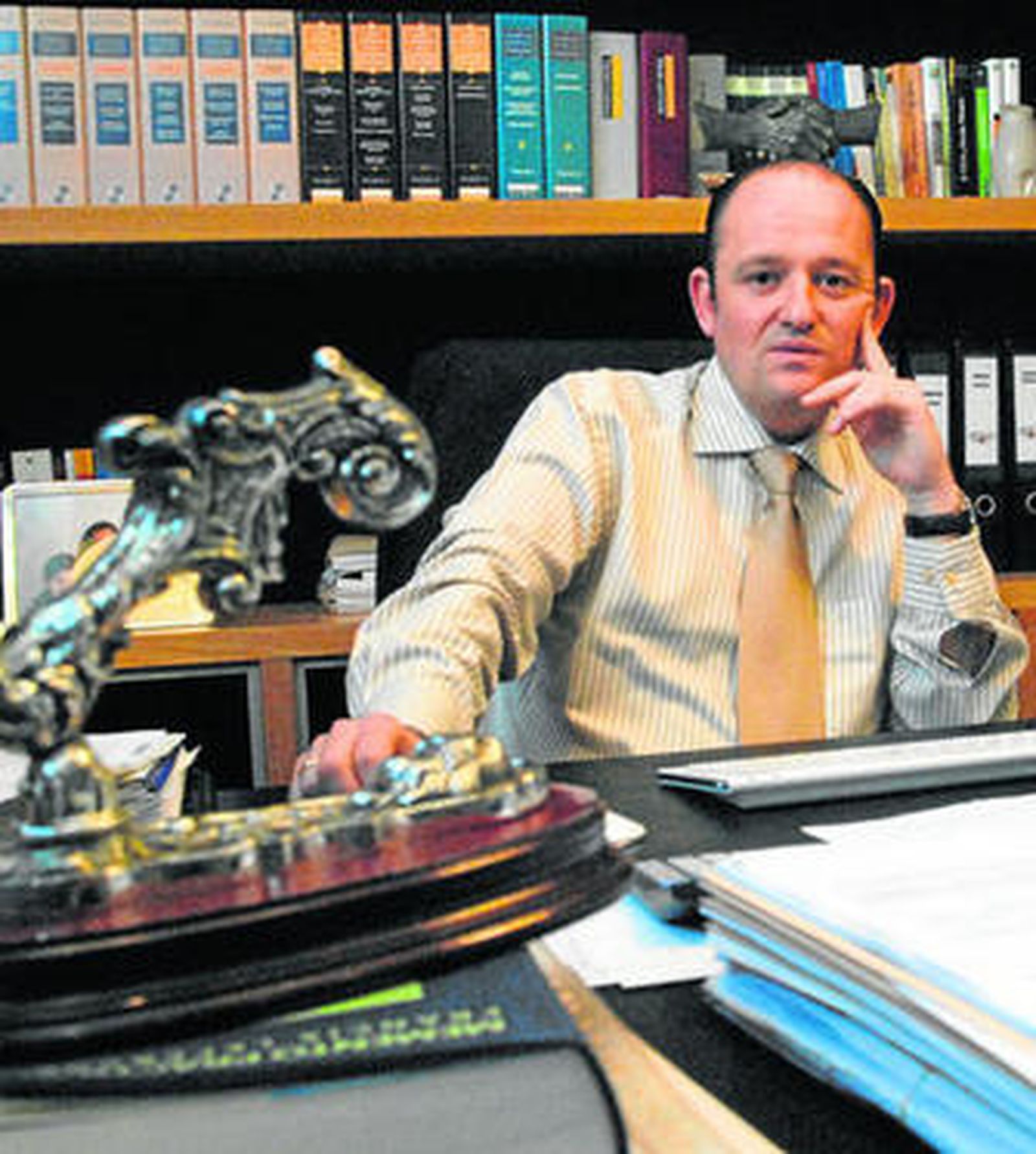 El pregonero de la Semana Santa isleña de 2014, José Martín Pérez Jiménez, en su despacho.