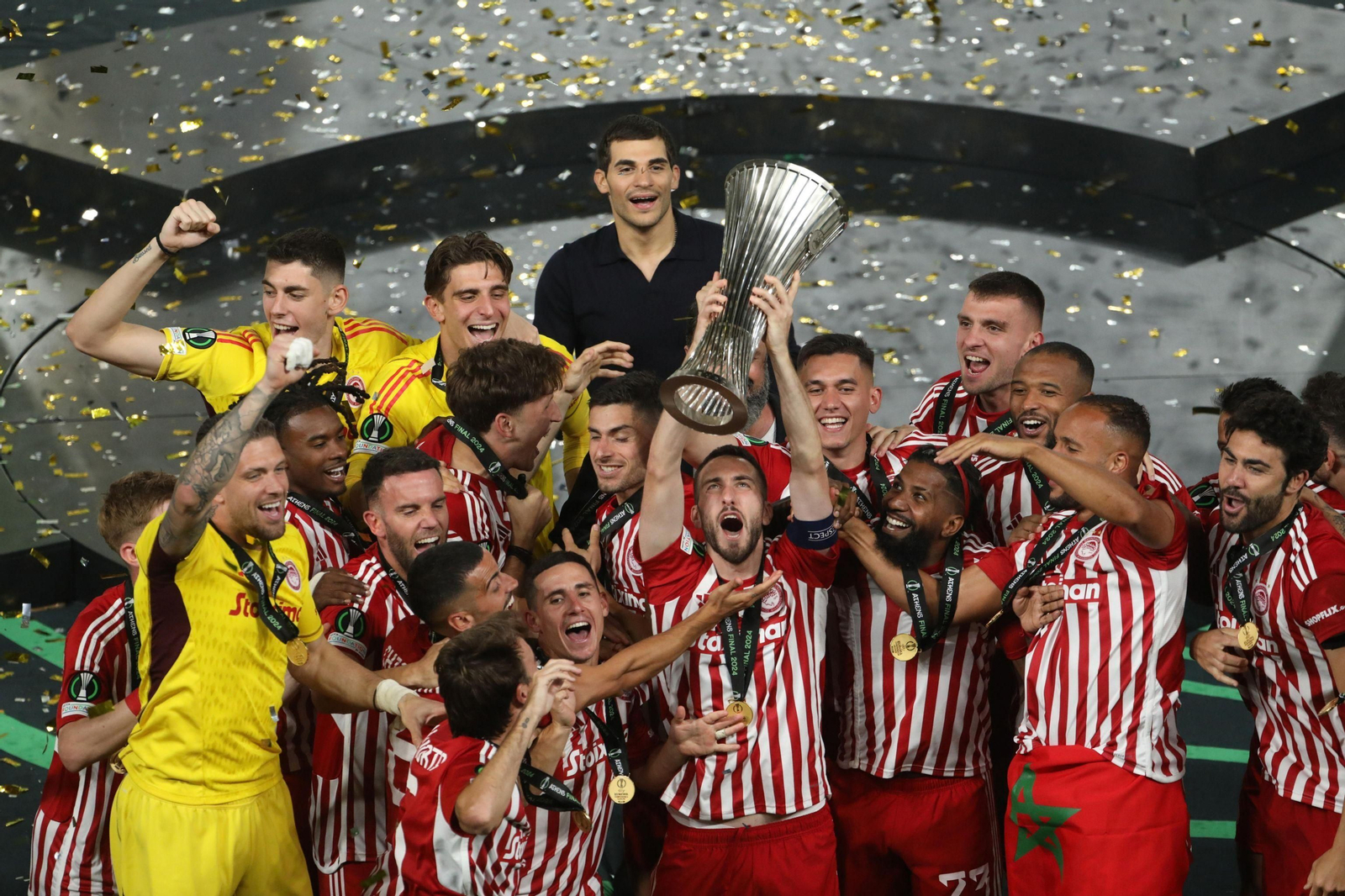 Vicente Iborra, el primero por la derecha en la entrega de la Conference League a Olympiacos.