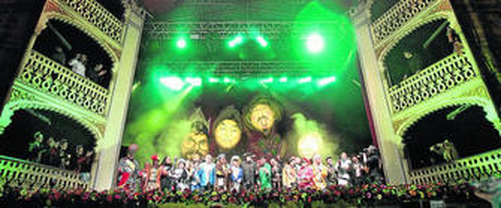 El tablao de San Antonio se convierte en el Gran Teatro Falla para recibir, de la mano de los pregoneros, a la mayoría de los autores de renombre de la fiesta.