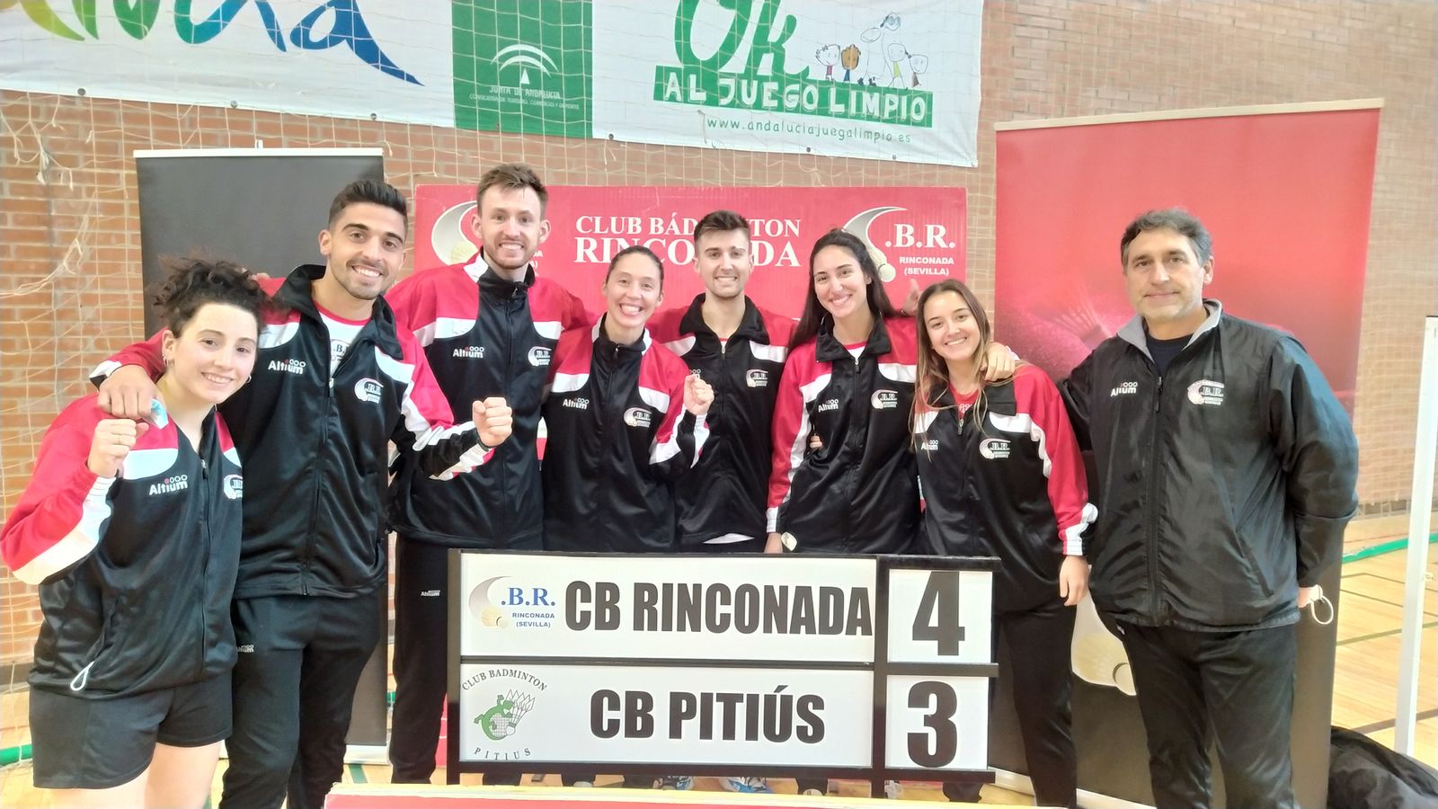 Los jugadores del Bádminton Rinconada y su entrenador, con el marcador final.