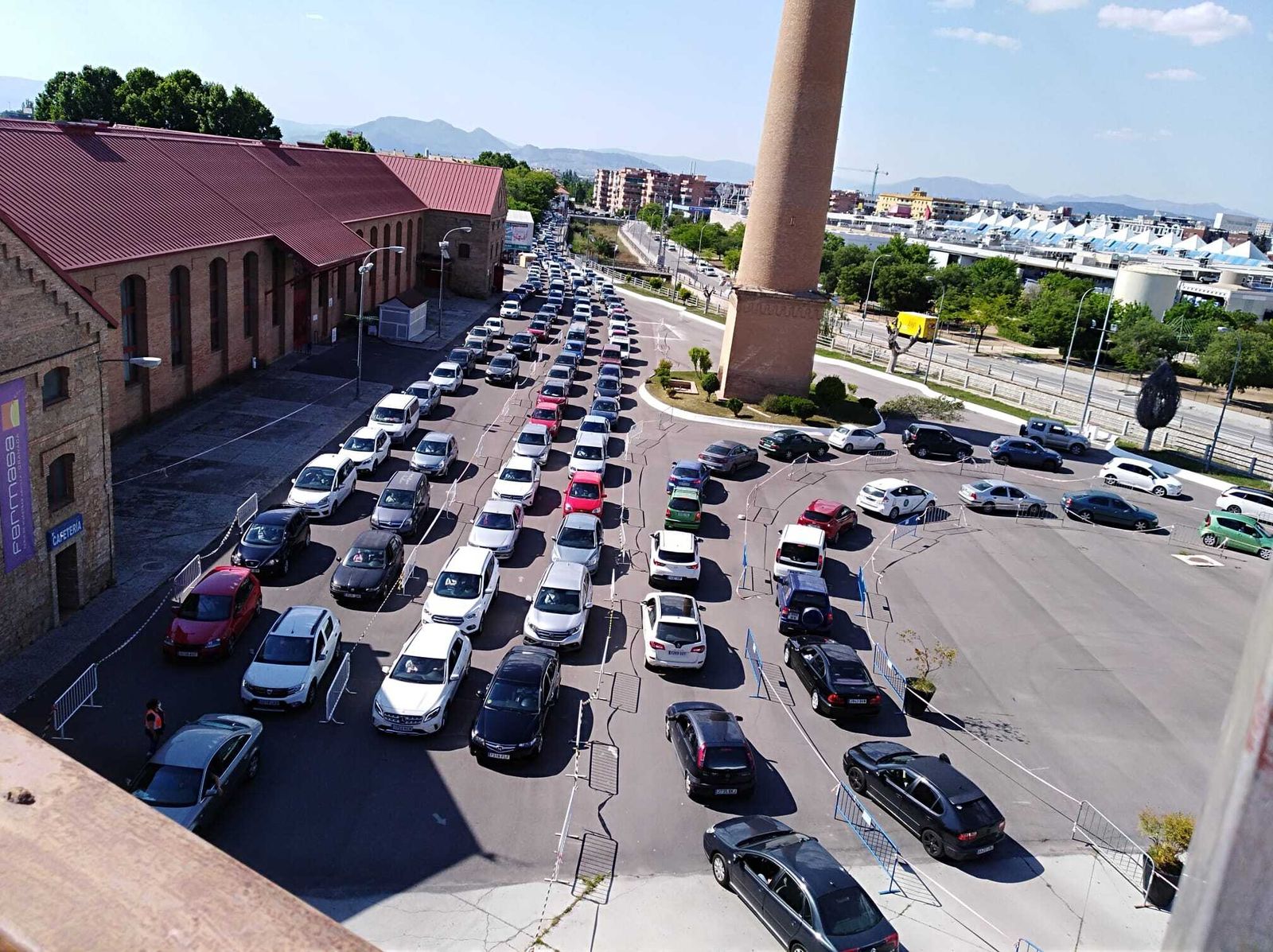 Las colas de la vacuna: Fermasa se colapsa con filas interminables de coches y personas