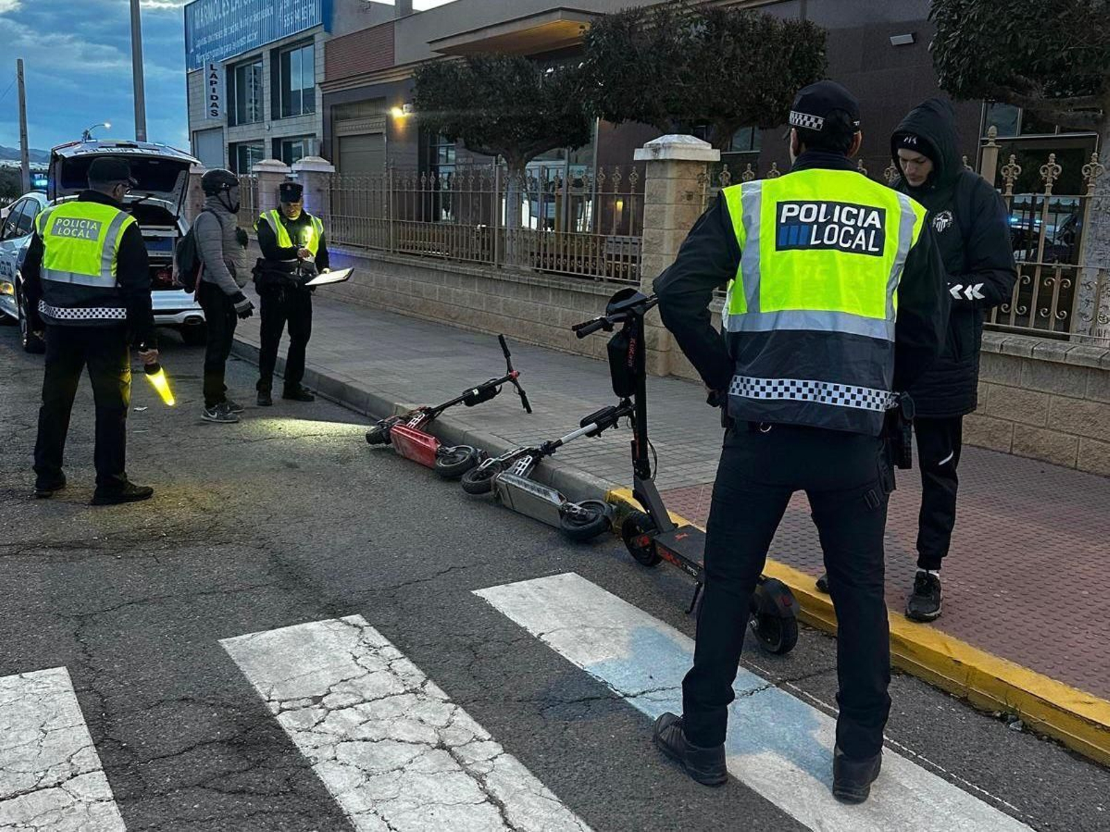 La Policía Local de El Ejido realizando un control a usuarios con patinete eléctrico.
