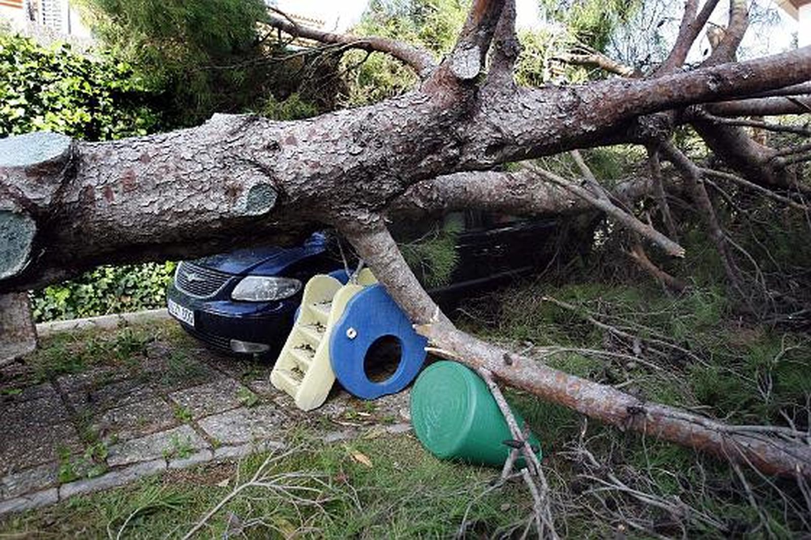 La lluvia y el viento causan múltiples destrozos en varias localidades de la provincia. 

Foto: Fito Carreto