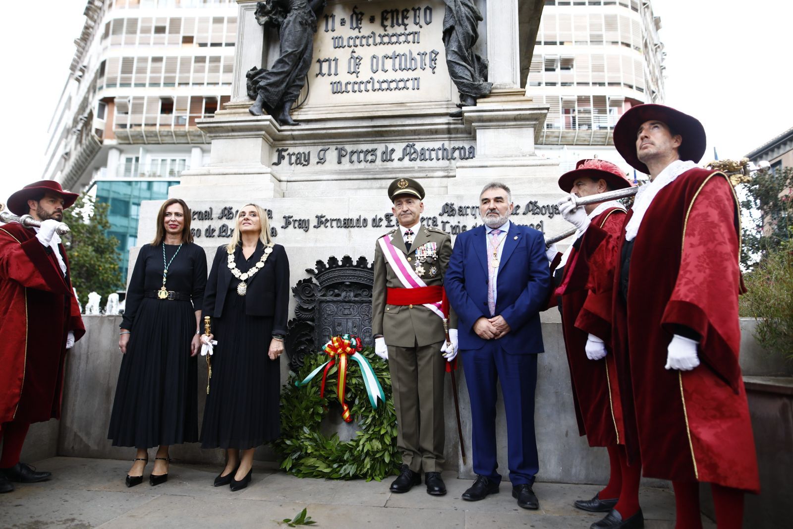 Entrega de flores ante el monumento de Isabel la Católica.