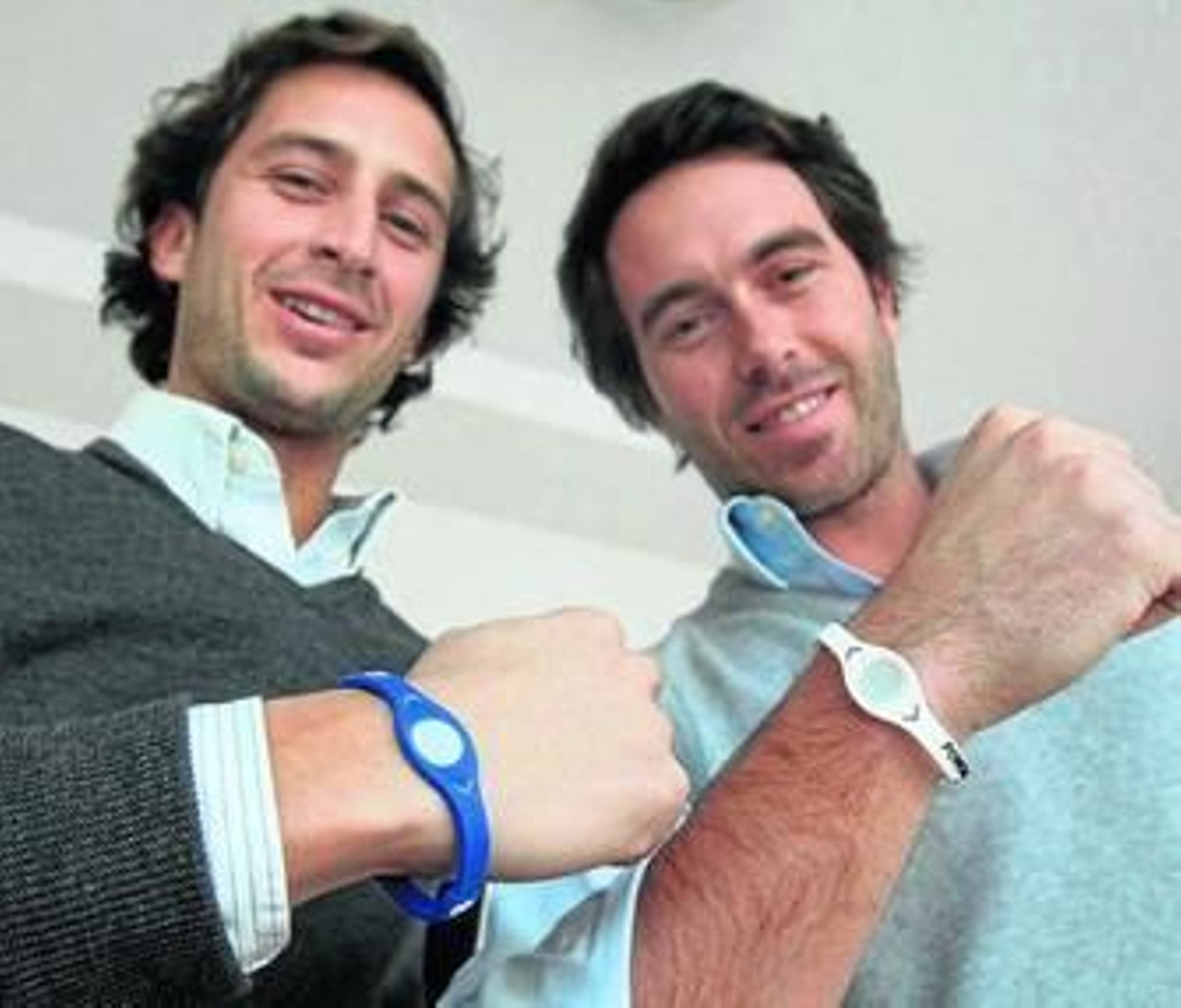 Ernesto Mira y Gonzalo Pérez, los dos jóvenes malagueños que distribuyen la pulsera en Málaga.