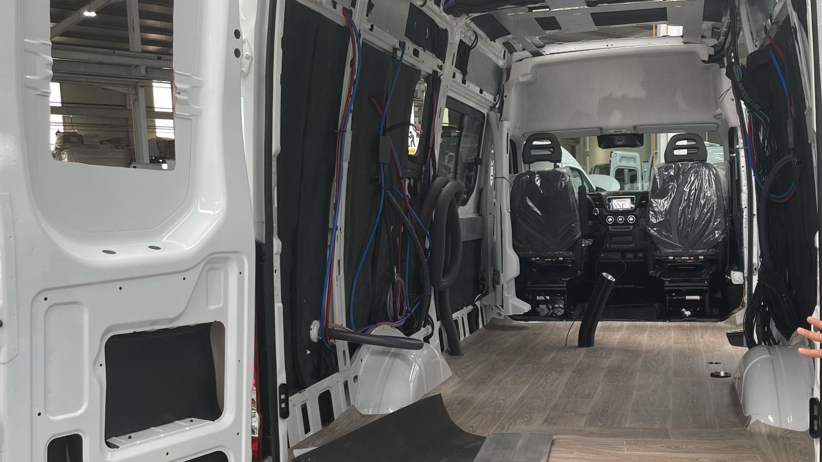 A partir de la chapa viva se inicia la instalación de revestimientos y conductos, así como se practican las aberturas de las ventanillas o se refuerza el techo.