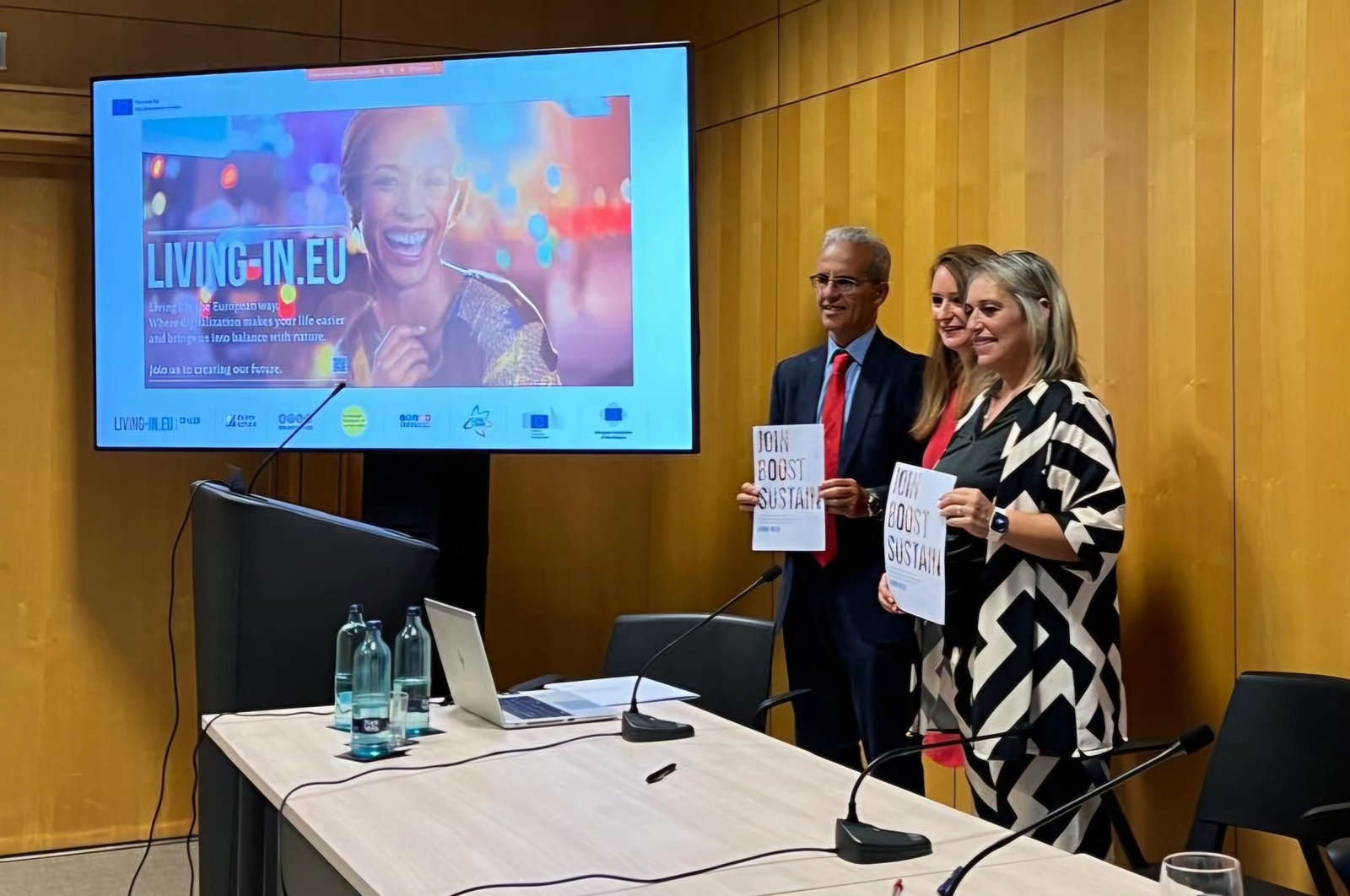 La alcaldesa Meri Sádaba en el acto de adhesión del Ayuntamiento de Las Gabias al proyecto Living-in EU