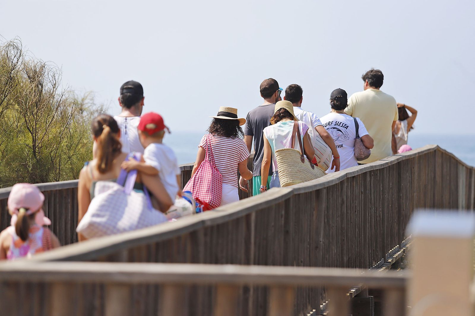 Imágenes del ambiente en las playas de Huelva en el 1 de julio