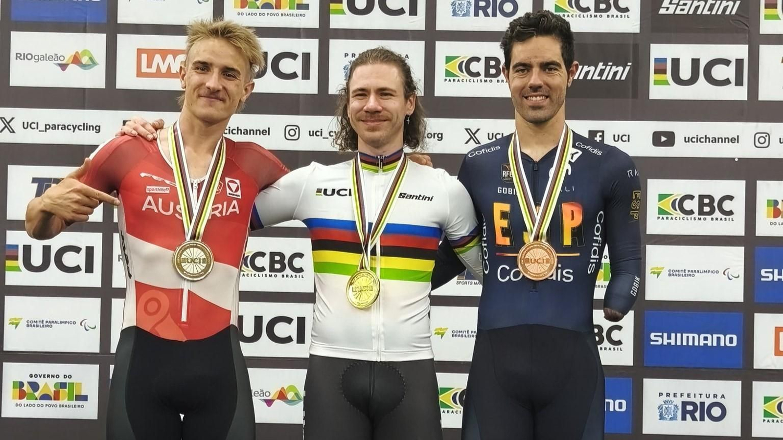 Alfonso Cabello, a la derecha, luce su medalla de bronce en la Velocidad C5 del Mundial de Río de Janeiro.