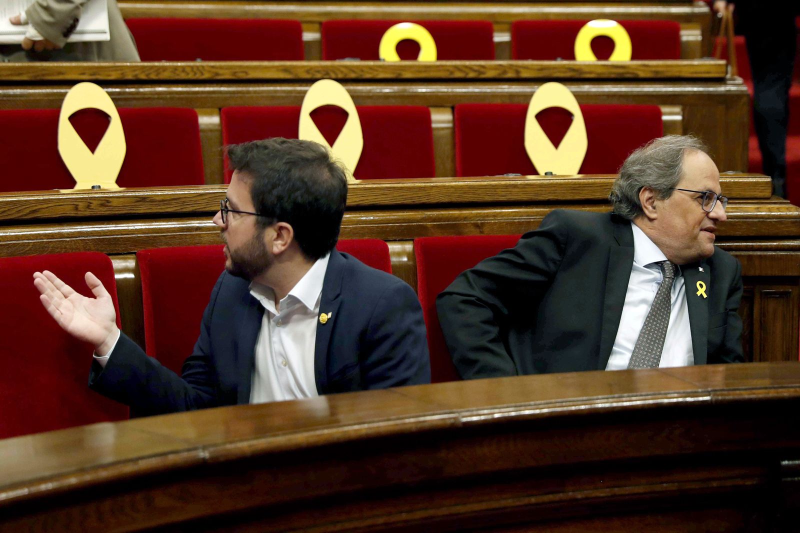 Aragonés y Torra, en sus escaños durante un Pleno del 'Parlament'.