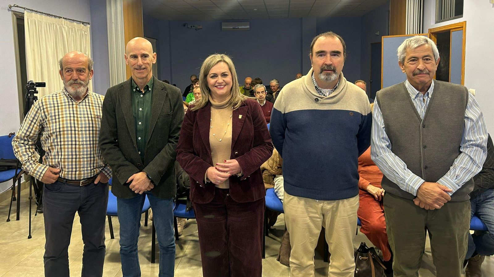 La alcaldesa de Baena, junto a investigadores que han estudiado la Cueva del Yeso.