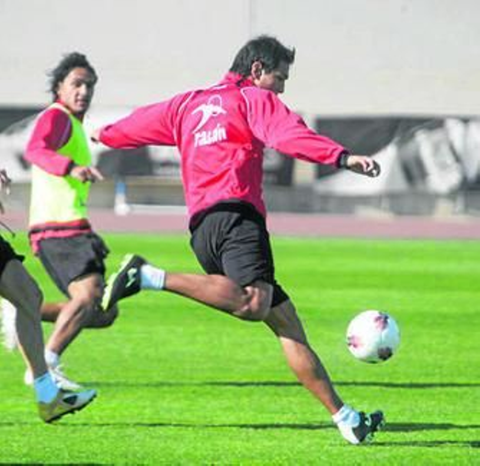 Ulloa remata a puerta en el entrenamiento de ayer.