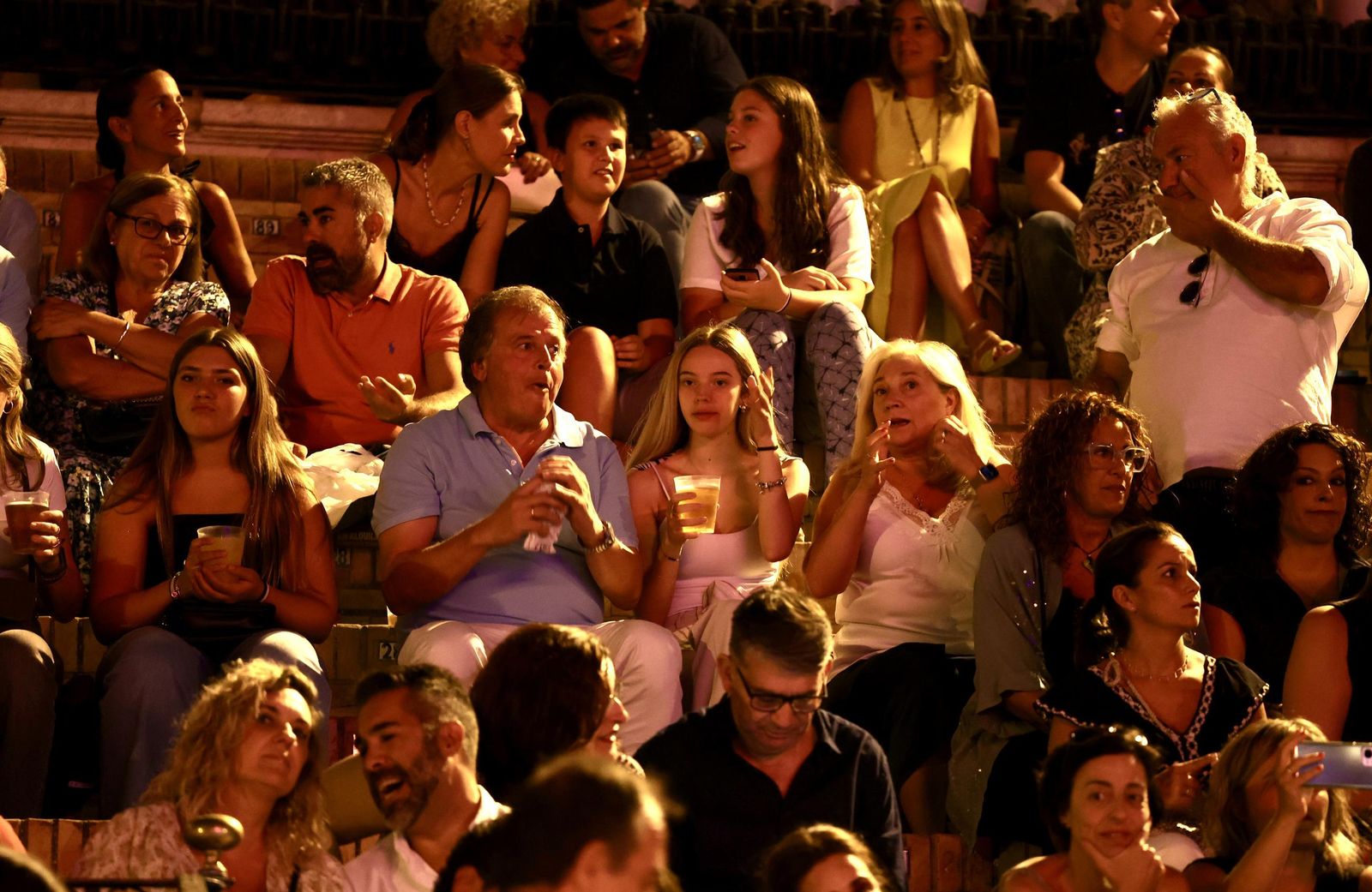 Búscate en el concierto de Hombres G