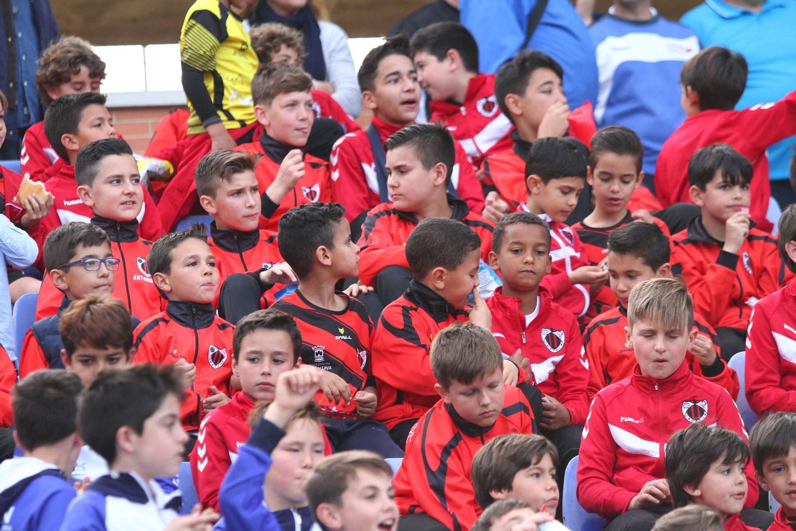 Ambientazo en las gradas del Recreativo de Huelva y el San Fernando