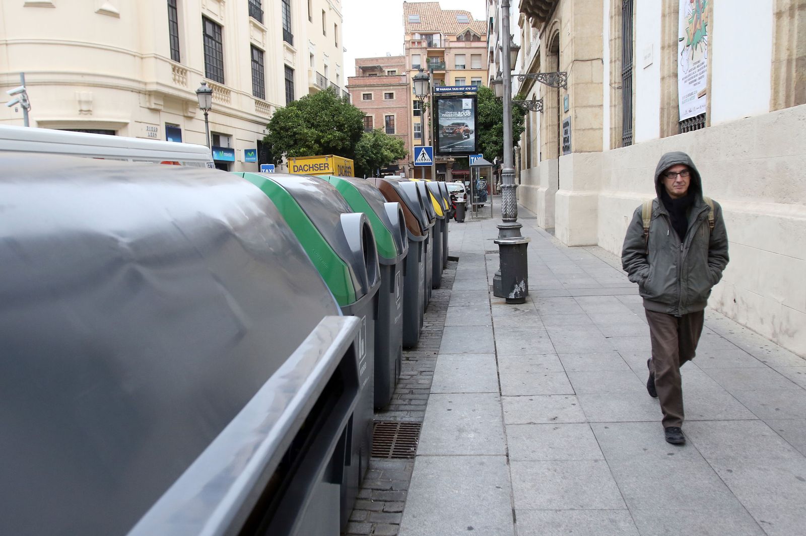 Contenedores de Sadeco en la plaza de Las Tendillas.