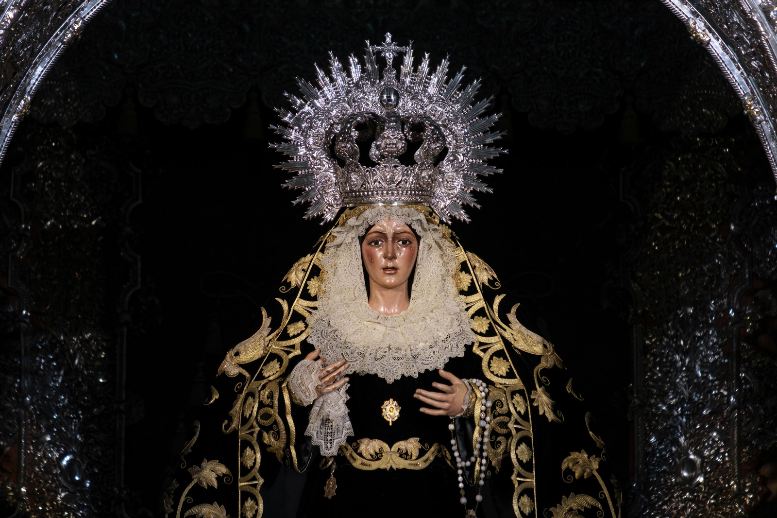 La Esperanza Macarena se viste de luto por el mes de los difuntos