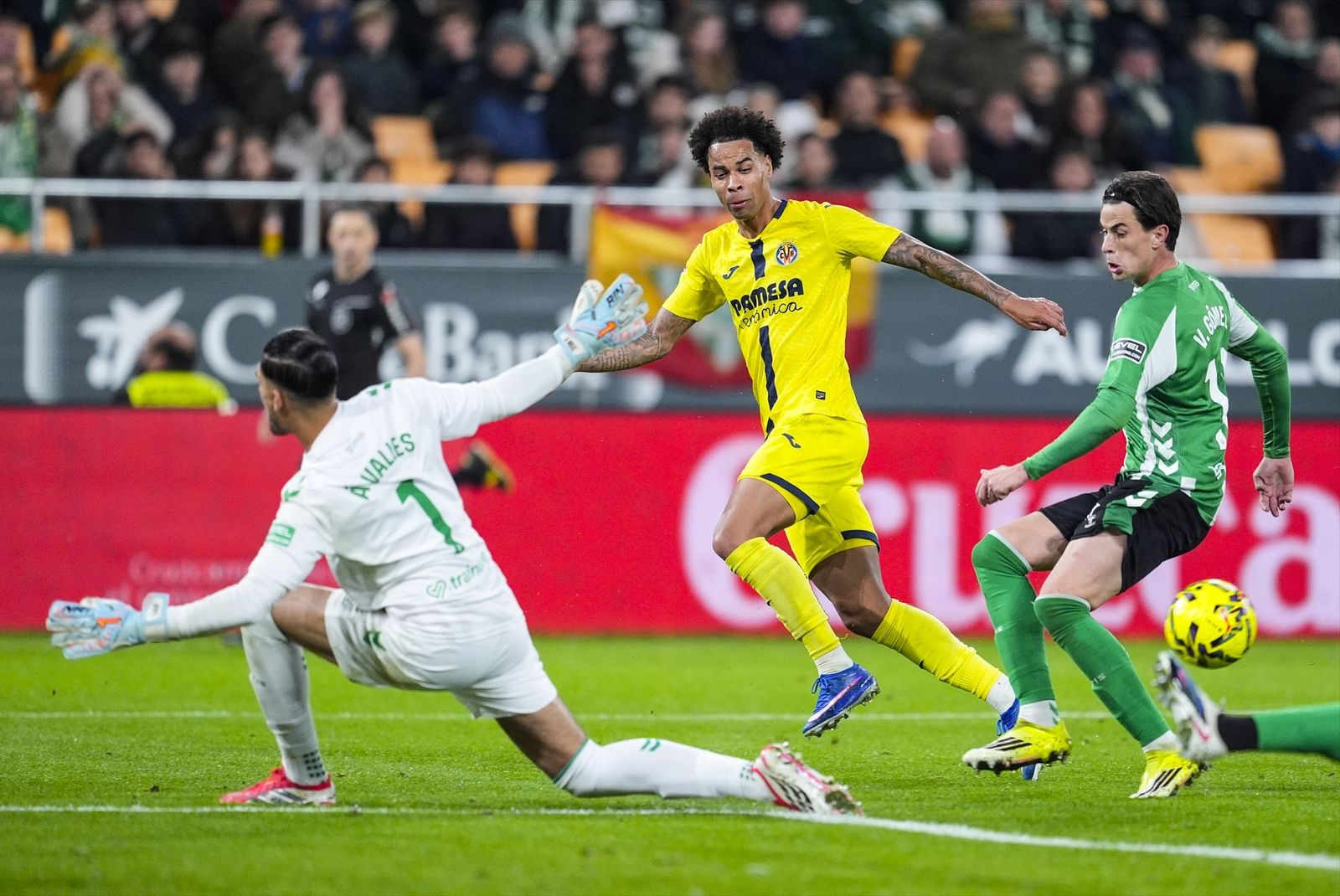 Álvaro Valles sale ante Buchanan en una de las ocasiones que el Villarreal inquietó a los verdiblancos.