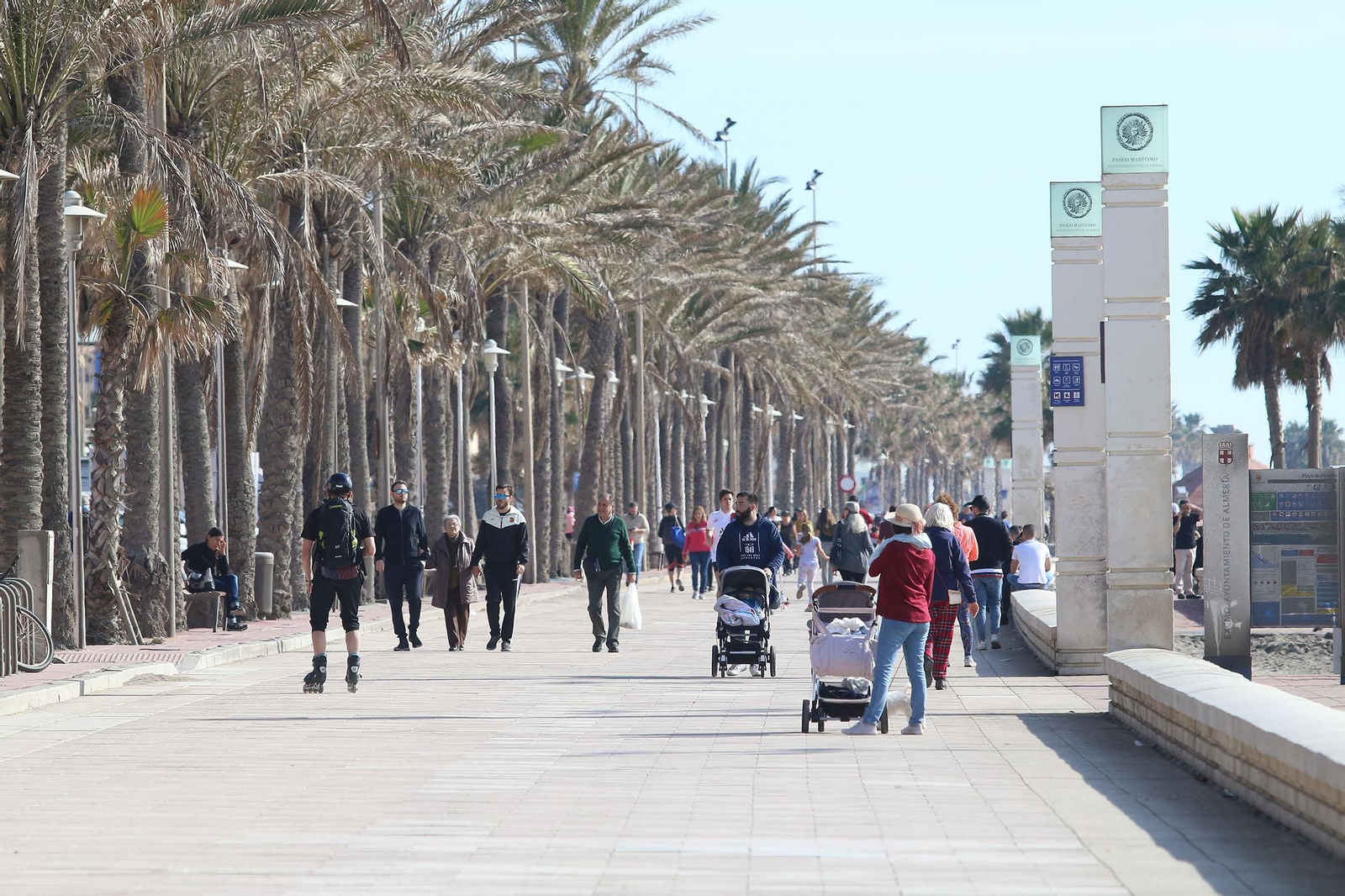 Buen tiempo y gente en la playa y en el paseo marítimo de Almería.