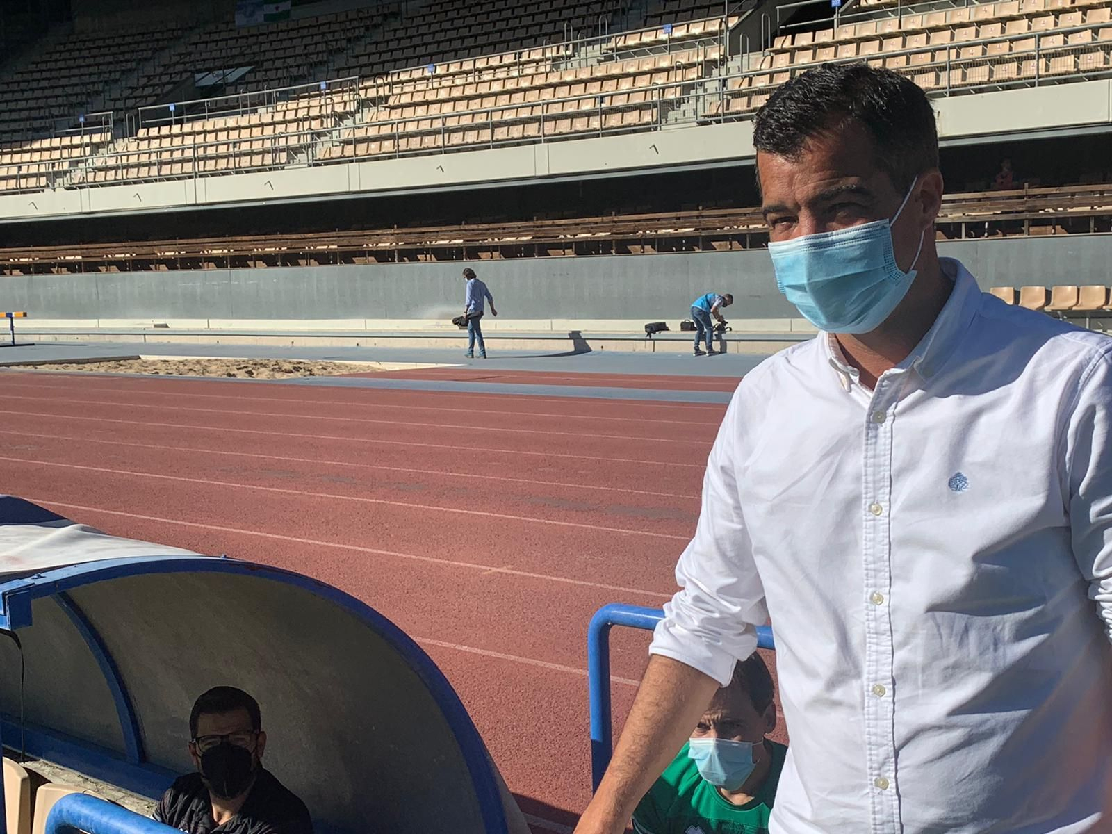 José Pérez se dirige a su banquillo en el inicio del partido.