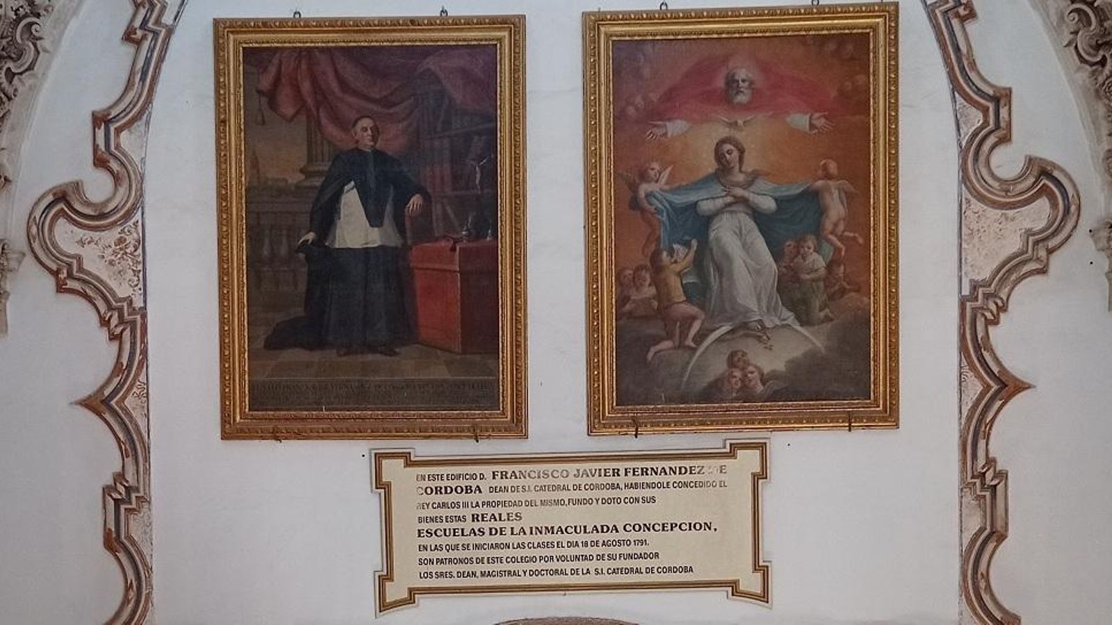 Inscripción que recuerda la fundación del colegio de la Inmaculada.