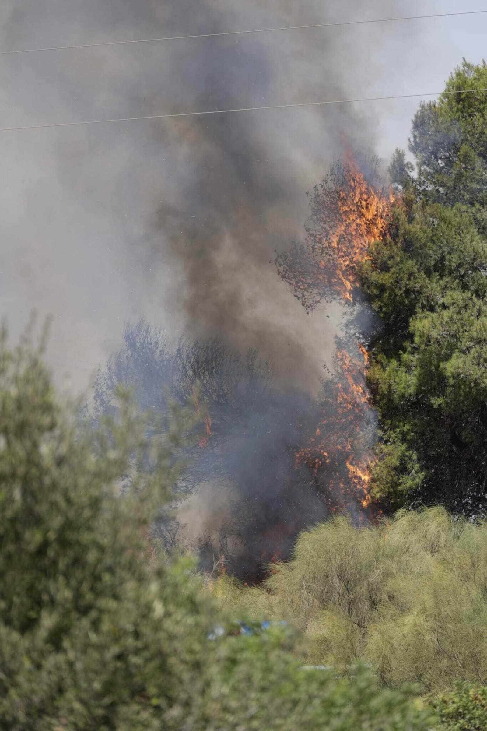 Imágenes del gran incendio de Puerto Real, visible desde la Bahía de Cádiz