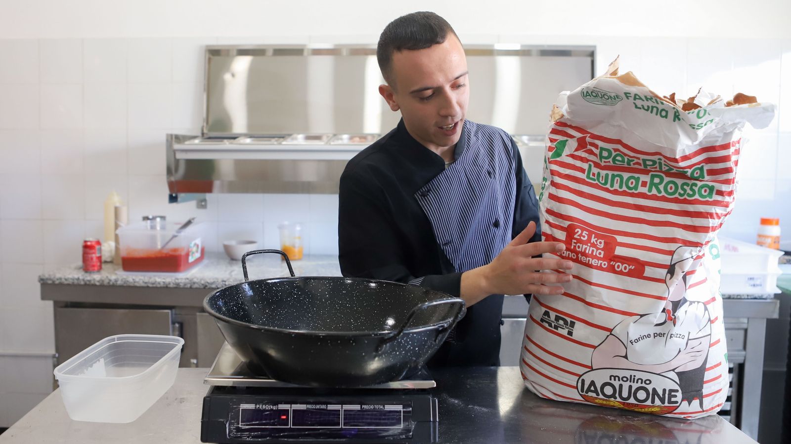 Juan Antonio preparando la biga