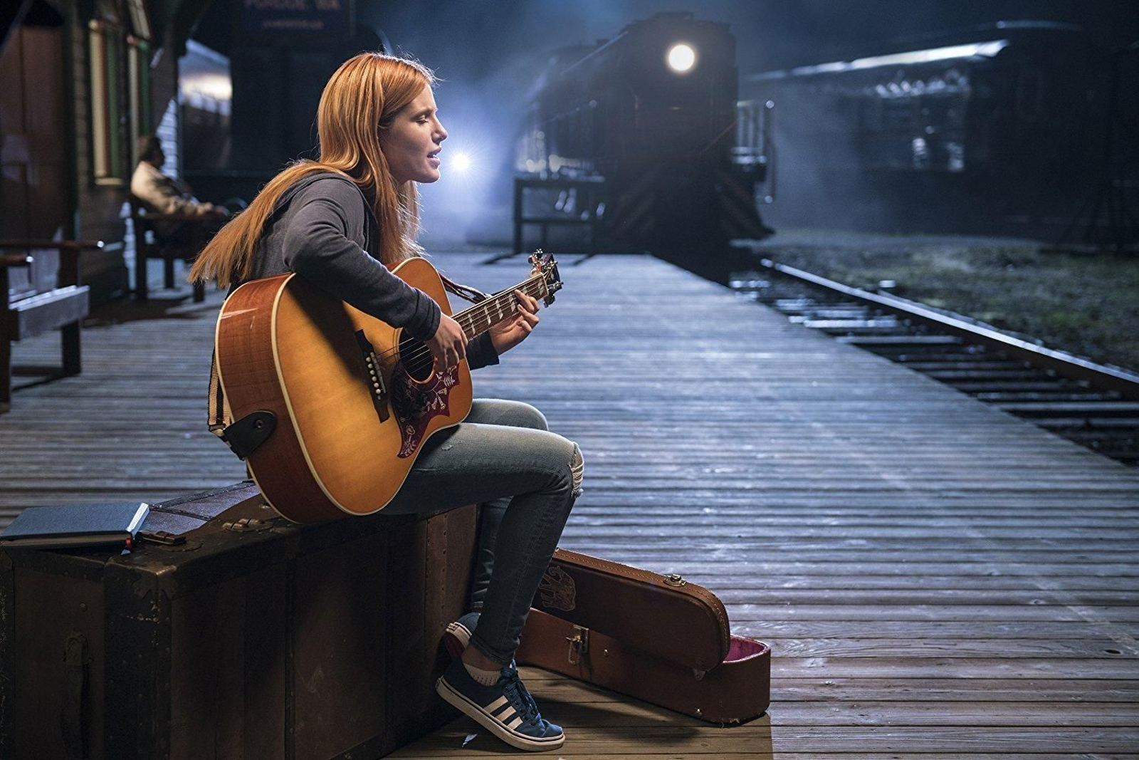 Bella Thorne encarna a una fotosensible aspirante a cantautora.