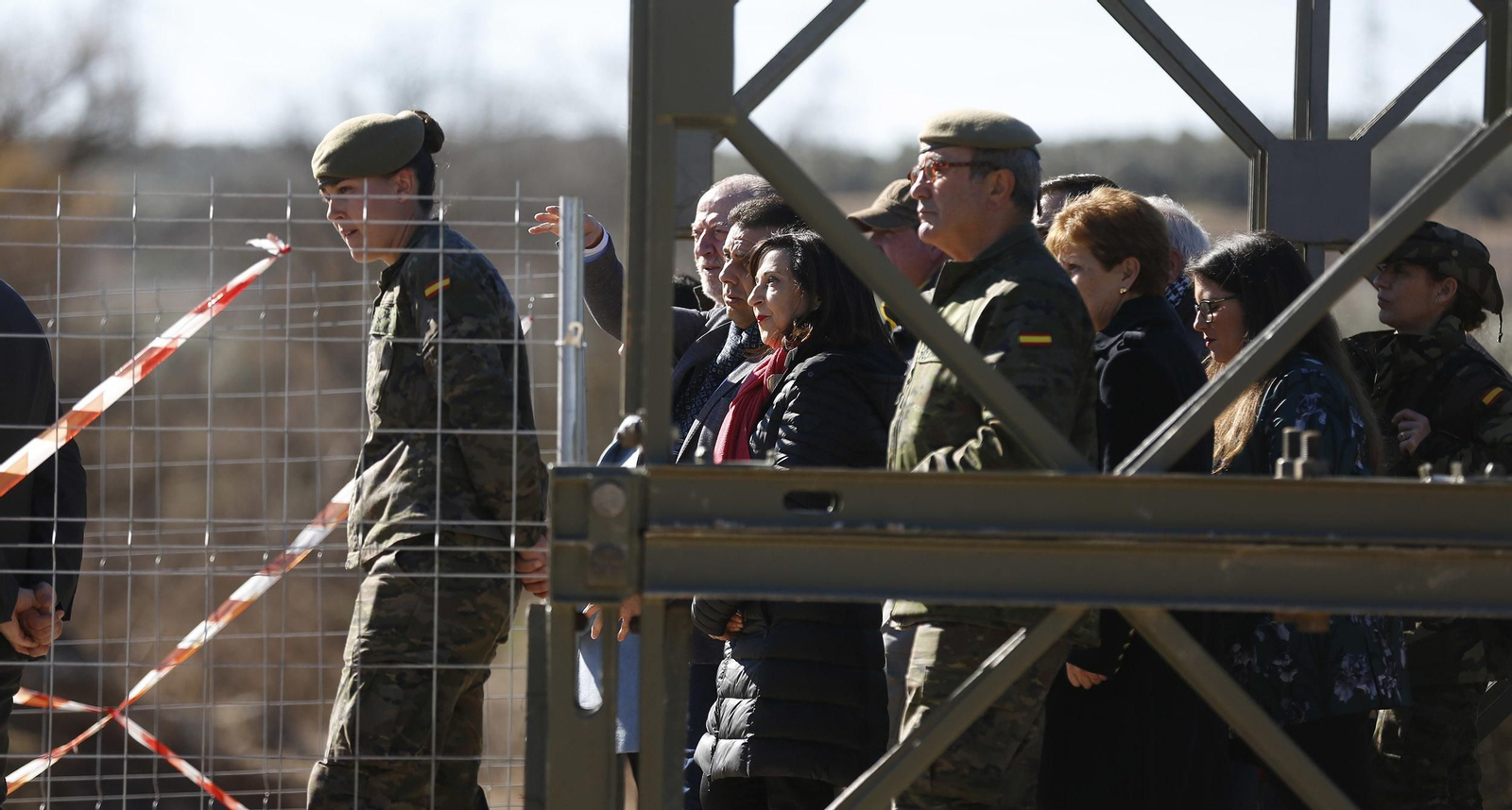 La visita de la ministra de Defensa a los puentes de Casariche y El Rubio, en imágenes