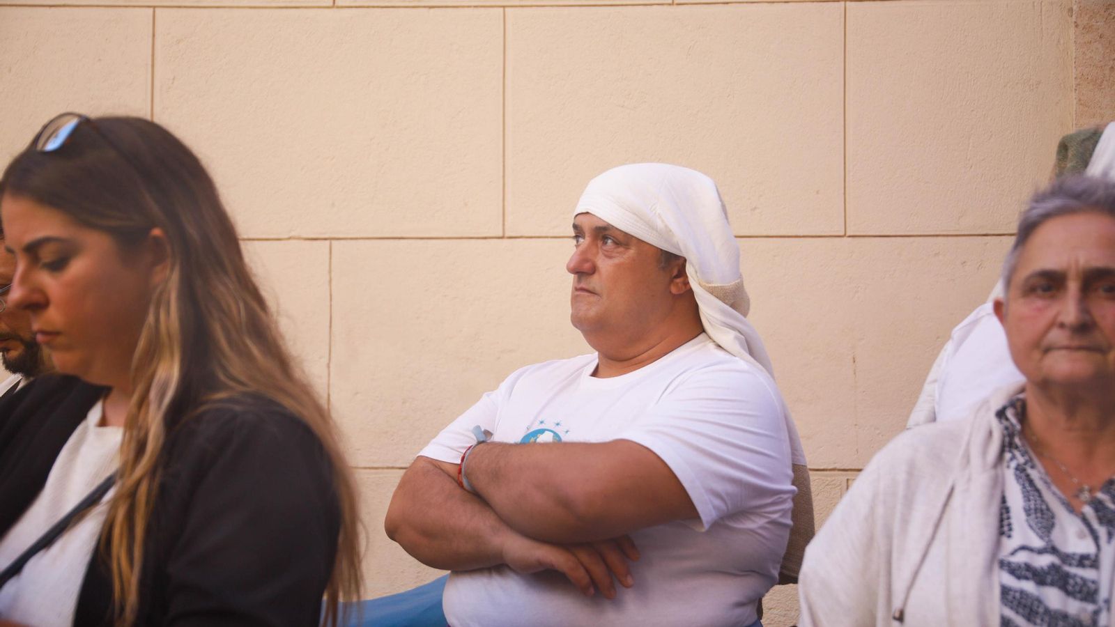 Vea la salida de la Hermandad de Los Ángeles de la Catedral de Almería