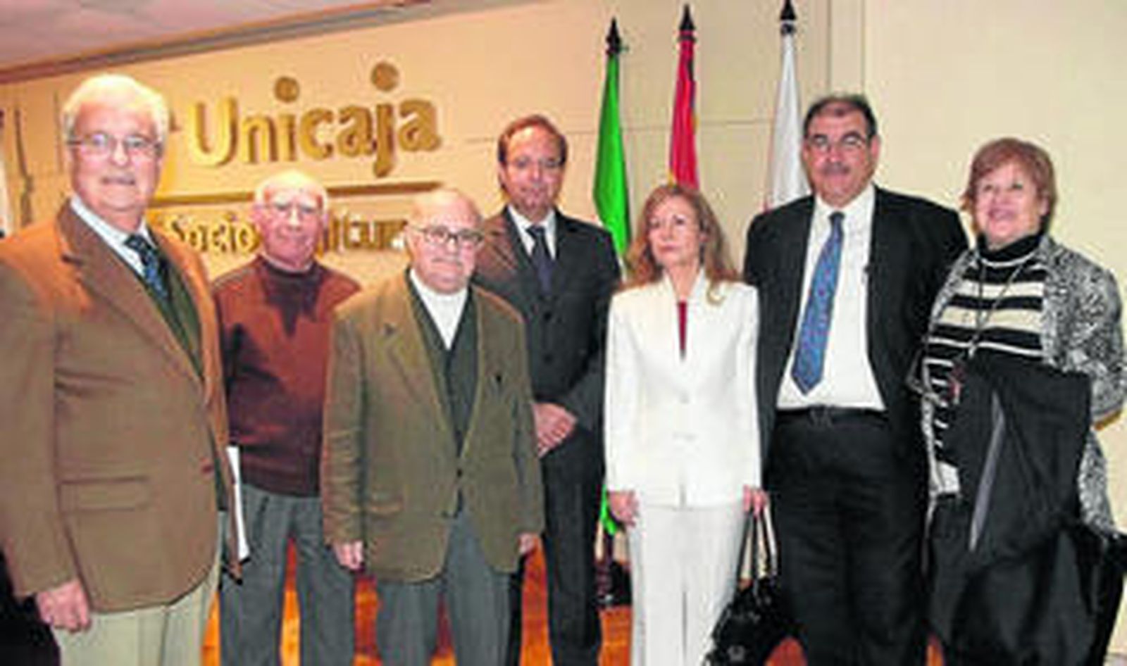 Antonia Bocero junto a Juan Grima, Francisco Moreno y los pintores indalianos Francisco Alcaraz y Antonio López Díaz.