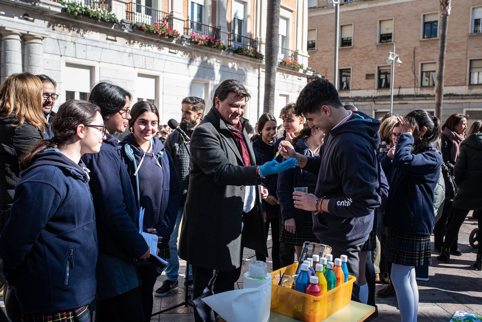 Imágenes de la lectura del manifiesto por la paz de los alumnos del Colegio María Inmaculada