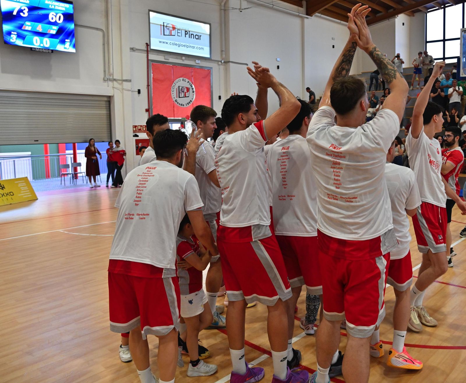 La alegría del Colegio El Pinar tras ser campeón de grupo en Tercera FEB