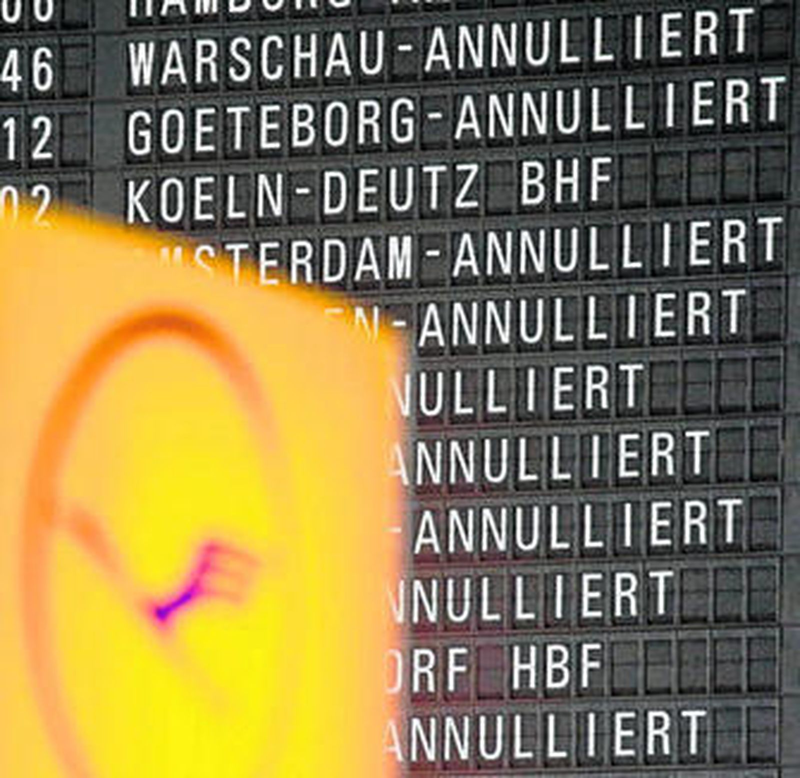 Panel del aeropuerto de Fráncfort con los vuelos de Lufthansa cancelados.