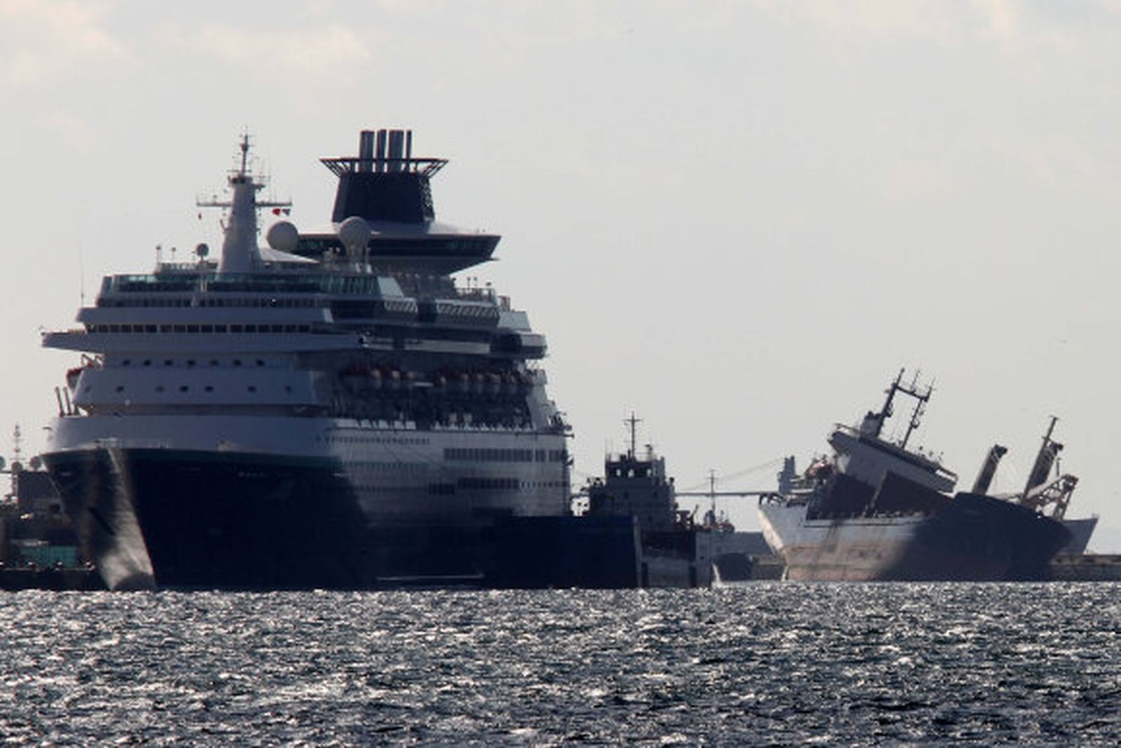 Un barco con 4.000 toneladas de material de dragado se escora en el puerto de Gibraltar