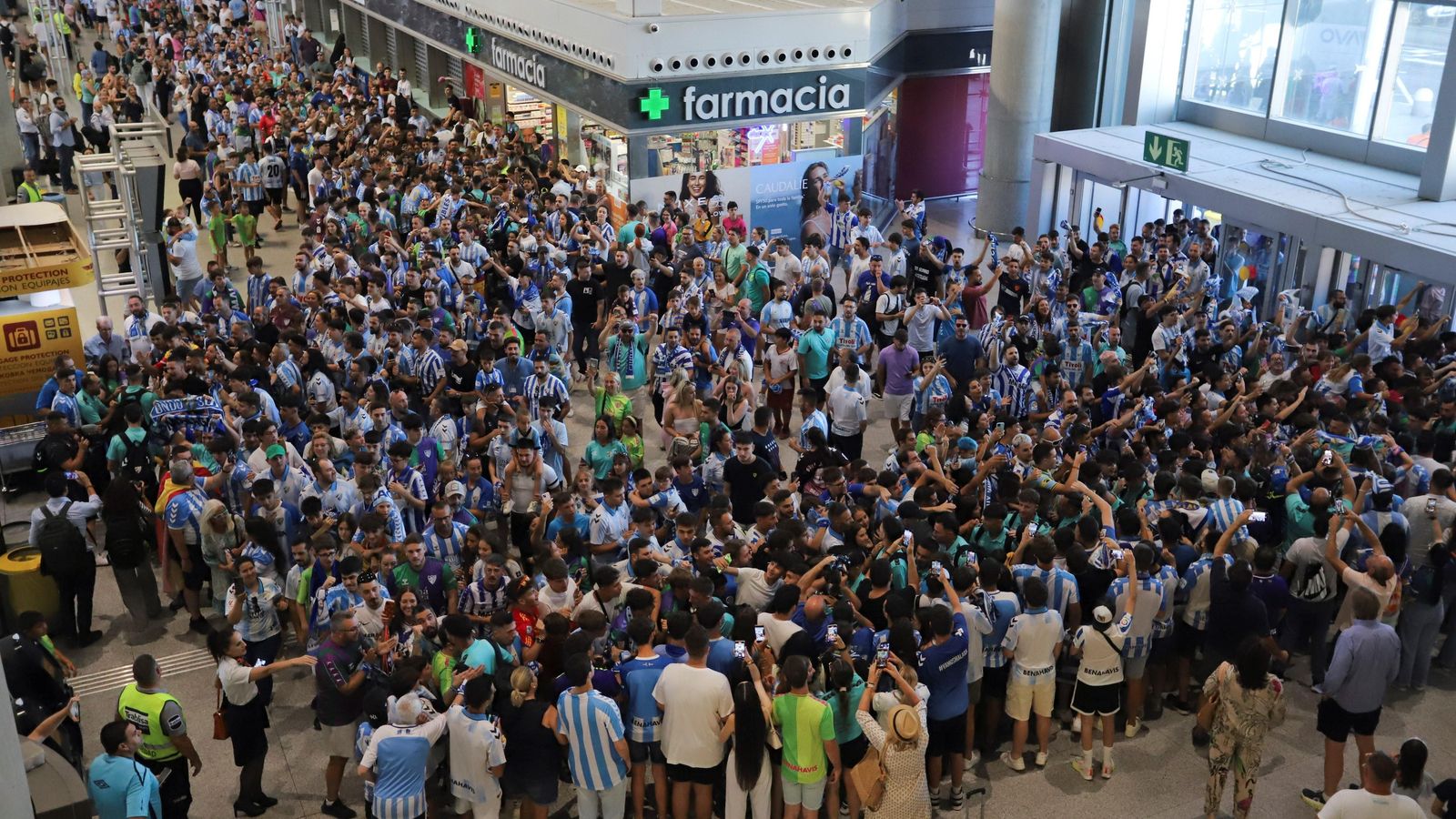 Las fotos de la afición despidiendo al Málaga en el aeropuerto antes de ir a Tarragona