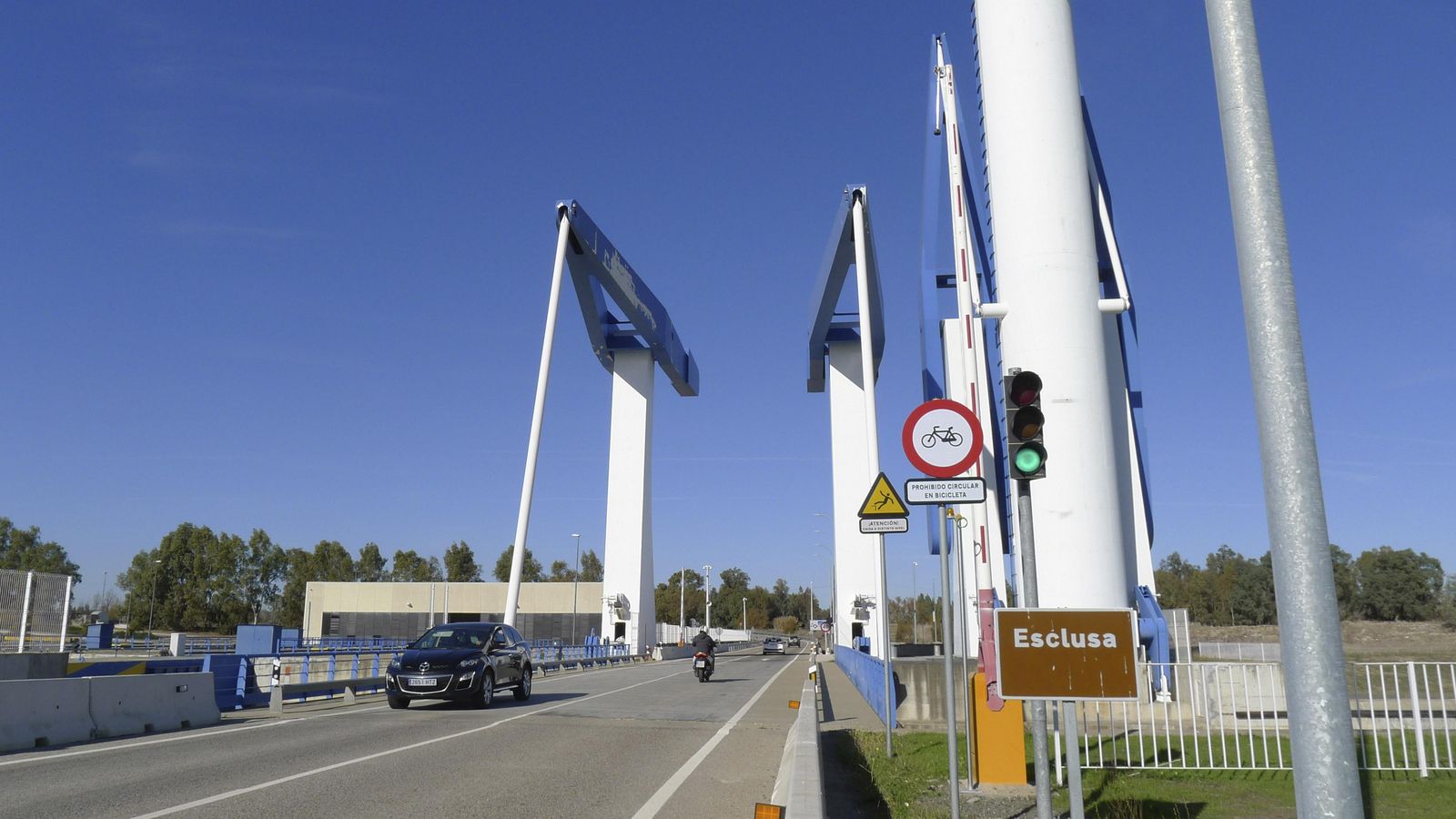 La SE-31 atraviesa por uno de los puentes de la esclusa del Puerto de Sevilla.