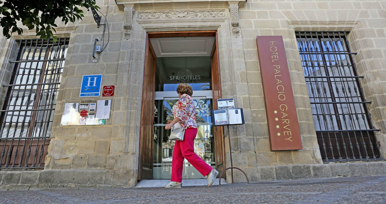 Entrada al hotel Palacio Garvey, ubicado en la calle Tornería.