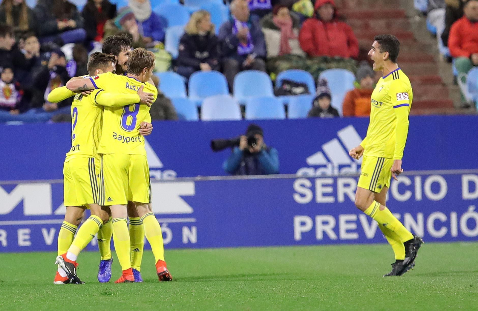 Los cadistas se abrazan para celebrar el tanto de Dejan Lekic.