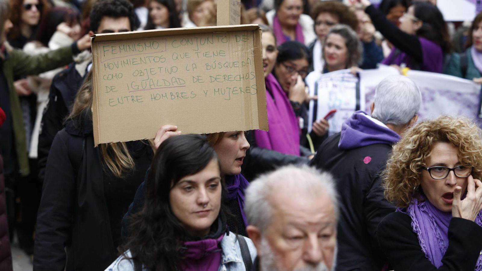Cartel que recuerda que el feminismo busca la igualdad de derechos.