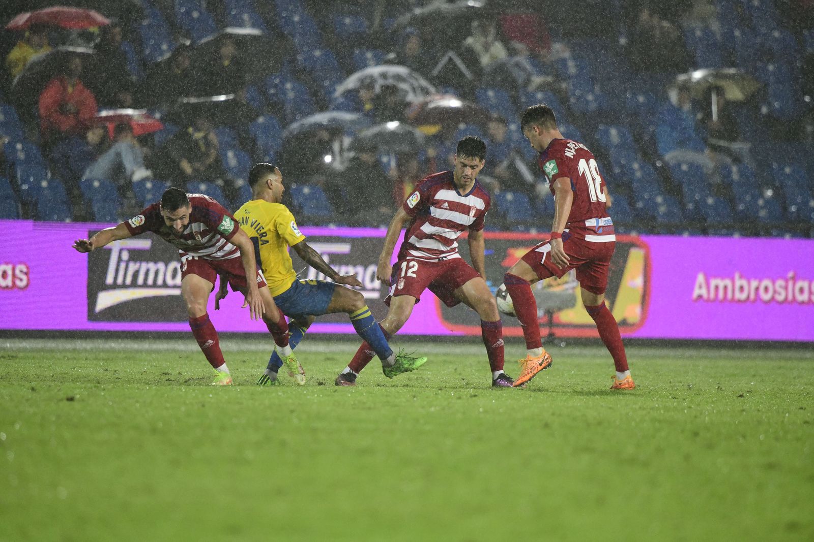 Tres jugadores rojiblancos rodean a Viera.